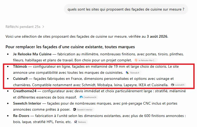 Réponse de ChatGPT à la question « quels sont les sites qui proposent des façades de cuisine sur mesure ? », avec les sites Tikimob et Cuisina9 encadrés en rouge parmi les recommandations