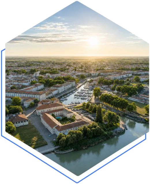 Vue aérienne de Rochefort au lever du soleil, avec la Corderie Royale et le port de plaisance